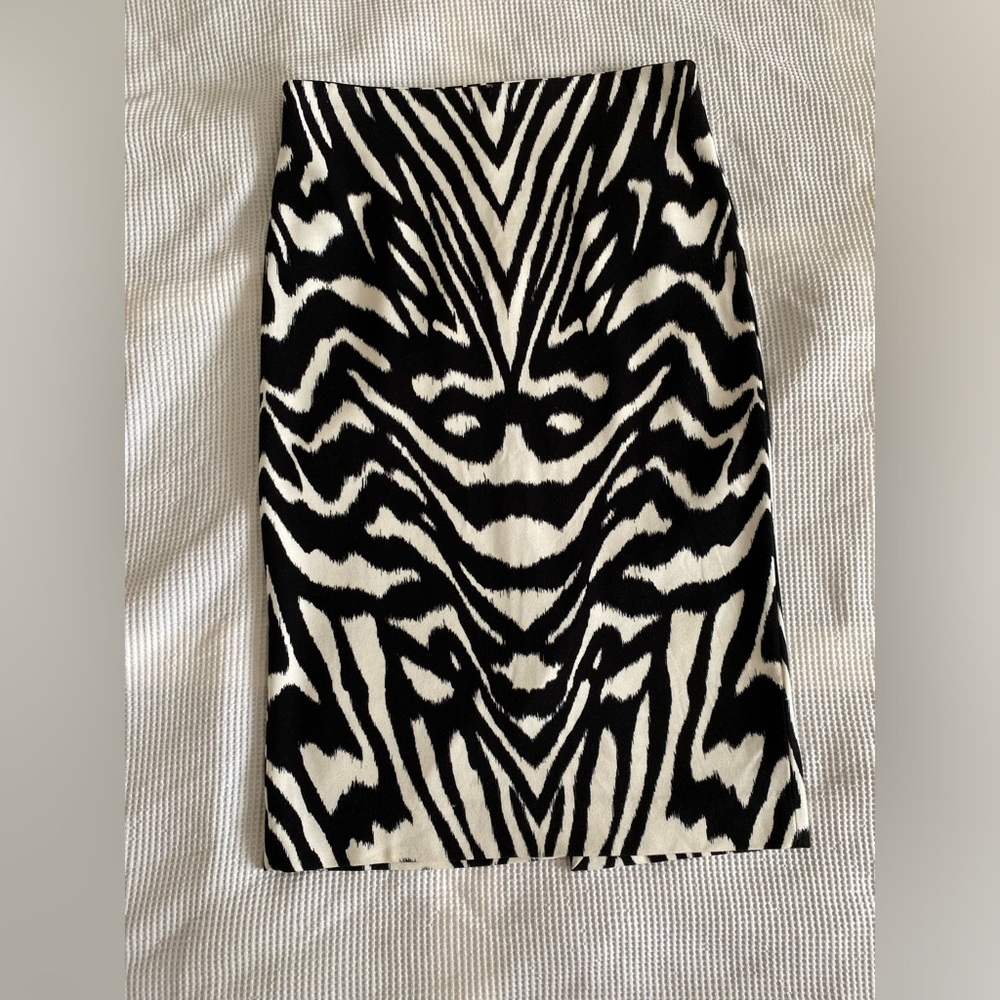 3 for 15$! Black and White Zebra print pencil skirt. Size 0.